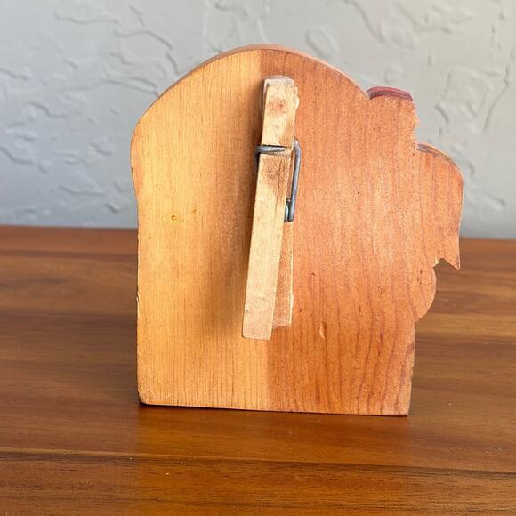 CottageCore hand Painted 1985 signed Pig with bow Photo clip wood holder‎ - Picture 3 of 3